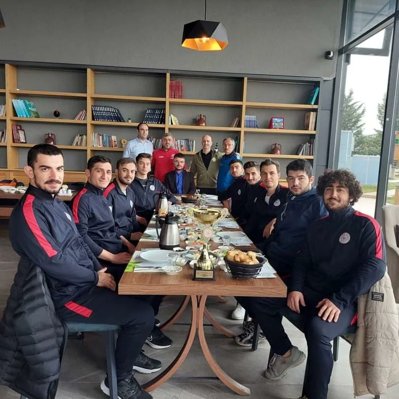 MsmDuzce's tweet photo. Bu gençler, şampiyon🏆; bu takım, bölge 1.'si🏅🥇
🏐 Gençlik Spor İl Müdürlüğü -  İller Arası Voleybol Turnuvası'ndan galip dönen gençlerimizi Mutfak Sanatları Merkezi'mizde ağırladı.Tercihiniz için teşekkür ederiz.
Sporcularımız "Sırada Türkiye Finallerini kazanmak var" dedi😊👏 https://t.co/FtFw7jGl50