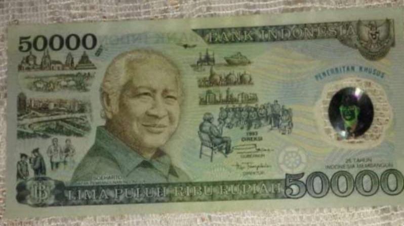 TaufikDamas's tweet photo. Alhamdulillah berkah uang kuno. Kemarin lagi iseng buka dokumen, nemu uang 50 ribuan gambar Soeharto di dalam BPKB. Tadi siang saya bawa ke Bank, dapat tukaran Rp. 7.500.000. Tapi BPKB ditinggal...😀😀😀 https://t.co/q2ukdvA2Be