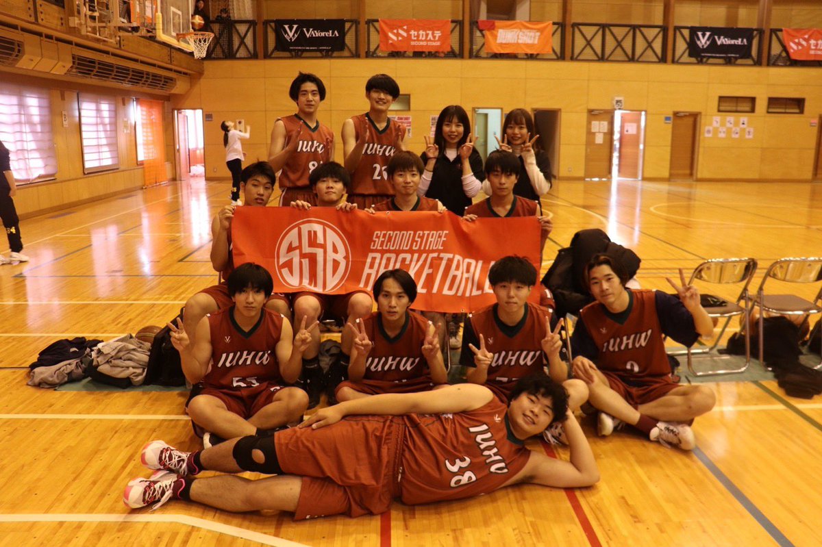 iuhw33365995's tweet photo. こんばんは！男子バスケ部です🏀
3月もあと1日！つまり大学生活はもう目前！
友達ができるかな…勉強不安だな…一人暮らし不安だな…そんな不安を持ってるあなた！優しい優しい男子バスケ部の部員たちに相談しちゃいましょう〜！✌🏻
今日は秋に行った大会の集合写真です🏀
#大田原キャンパス https://t.co/KQkWJbcKE7