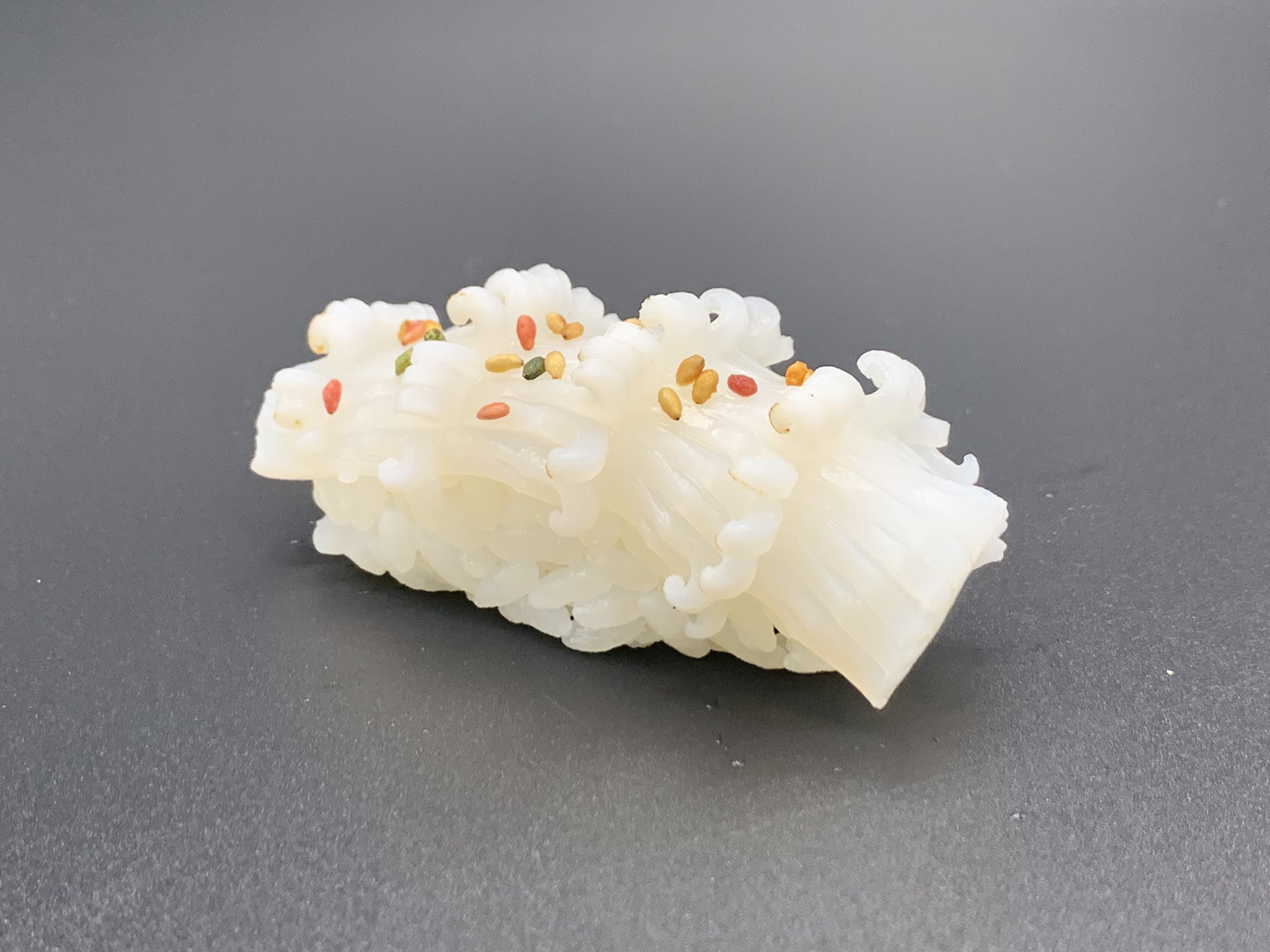 中村 圭助 おたる政寿司 小樽の寿司屋通り イカの中で僕が一番好きなヤリイカの季節もあと少し コリコリ食感と甘みが美味しい 包丁を細かく入れて花を咲かす切り方で握りました スマホで寿司を綺麗にとる写真の撮り方も勉強中 照明の当て方が難しい 今日