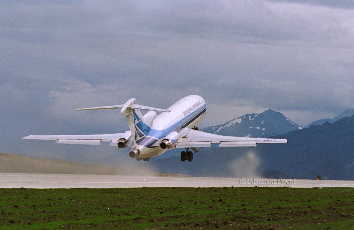 eduardopocai's tweet photo. Con sus turbinas al máximo se eleva el Boeing 727 en la pista del Aeropuerto Internacional Malvinas Argentinas, de #UshuaiaFantástica en su último vuelo desde nuestra ciudad. Hermosa nave, la vemos volar por última vez. https://t.co/EIZ77S2Bwk