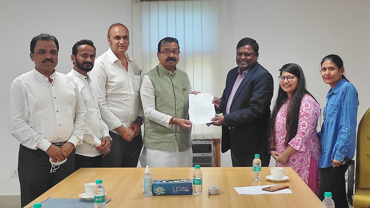 GajananKirtikar's tweet photo. एअर इंडिया एअरपोर्ट सर्व्हिसेस लिमिटेड (AIASL) मध्ये 1184 रिक्त पदांसाठी मेगा भरती करण्यात येणार आहे. त्याबाबत व्यवस्थापनाने जाहिरात प्रसिध्द केलेली आहे. या नोकरभरती प्रक्रियेमध्ये शंभर टक्के मराठी तरुणांना प्राधान्य देण्यात यावे. https://t.co/v3o9yxS89M