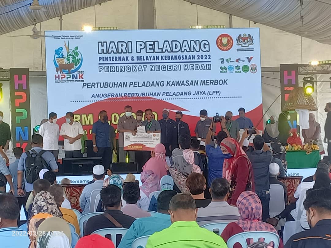 PPKMERBOK's tweet photo. HPPNK Peringkat Negeri Kedah 2022

Alhamdulillah diatas kejayaan hari ini..Anugerah Pertubuhan Peladang Jaya (LPP) milik PPK Merbok 💪

#LPPKedah
#LPPMalaysia 
#PerkasaPeladang
#KeluargaPeladang
#KeluargaMalaysia https://t.co/WH6oLLFwSq