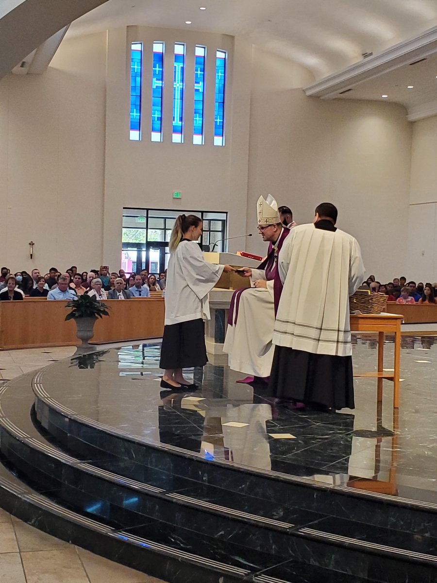 SCOS_parish_'s tweet photo. Many of our altar servers celebrated the Altar Server Appreciation Mass on Sunday, March 27th at the Cathedral of St. Jude the Apostle. Sarah Davis, Altar Server of the Year from our parish, received her award from Bishop Parkes. #LifeatSiena https://t.co/FSbOghJhqd