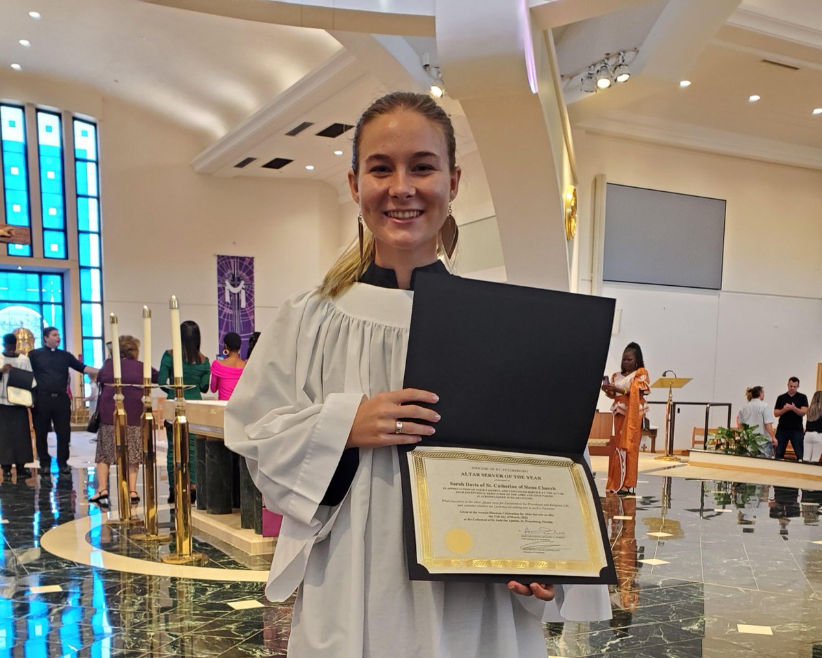 SCOS_parish_'s tweet photo. Many of our altar servers celebrated the Altar Server Appreciation Mass on Sunday, March 27th at the Cathedral of St. Jude the Apostle. Sarah Davis, Altar Server of the Year from our parish, received her award from Bishop Parkes. #LifeatSiena https://t.co/FSbOghJhqd