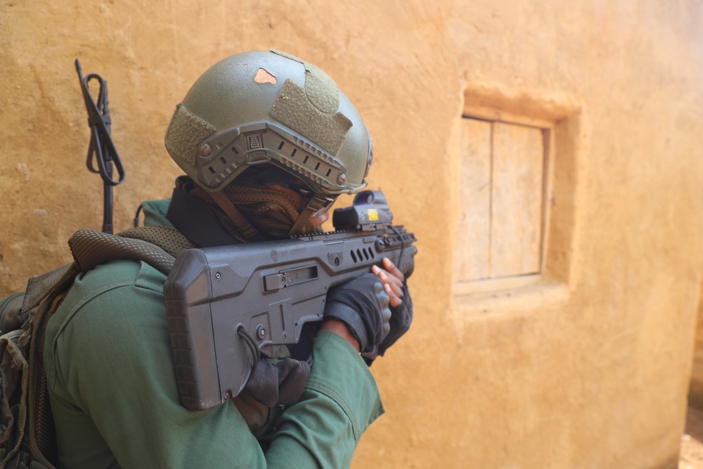 USSOCAF's tweet photo. #CotedIvoire Special Forces pull security during village training at #Flintlock22 near Abidjan, CΓ΄te d'Ivoire in February. Flintlock fosters a collaborative community across allied and #partner nations. https://t.co/cyax2KKeow