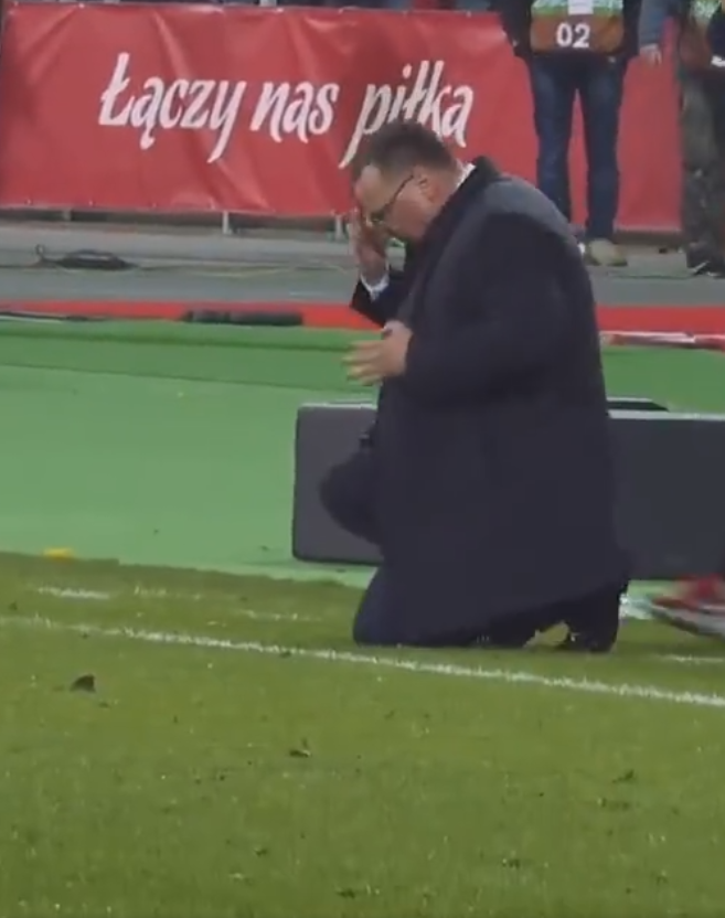 Czesław Michniewicz uklęknął i się przeżegnał po wygranym meczu 2:0 Polski ze Szwecją.