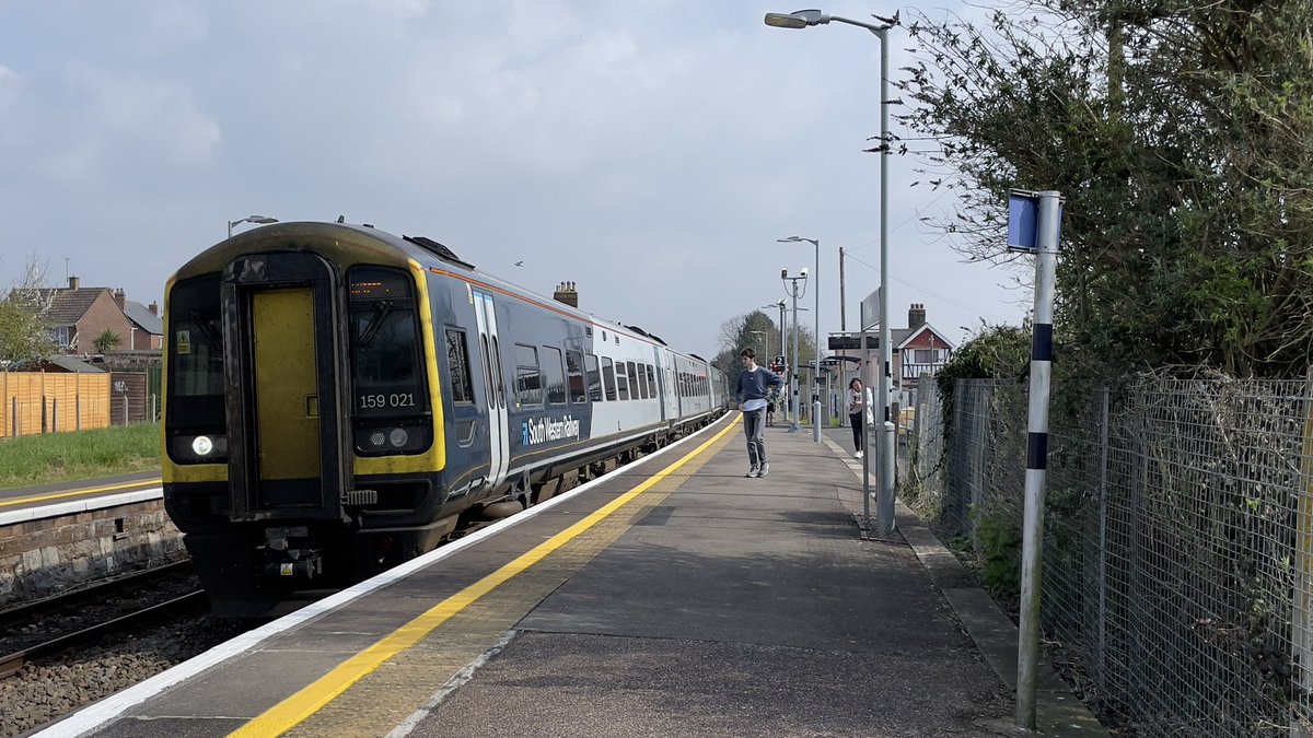BenBroomfield_'s tweet image. Another fine day today in the realms of the west! ☀️

Here’s @SW_Help 159021 at the helm of 1L25 (aka my chariot into work).

Have a great day all!

#DispatchersOfTwitter #class159 #swr #train #railway #station #sun