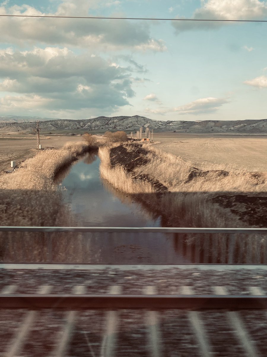 26.03.2014    Ben,@TokerCaglar ve Oruç Abi Ankara Ekspresi yemekli vagonunda oturuyoruz. Doğançay İstasyonu civarları…Artık çok da ait olmadığımız topraklara yolculuğun ağızda bıraktığı kesif bir tatla…Hoboluk dedi Oruç Abi tam olarak bu !