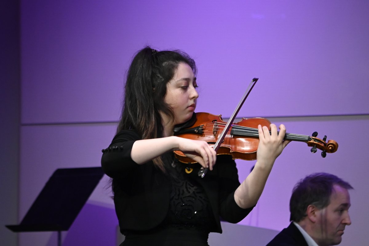 ROSLARTS's tweet image. Emmalena Huning took home the ROSL Award for an Australian musician of promise #ROSLAMC