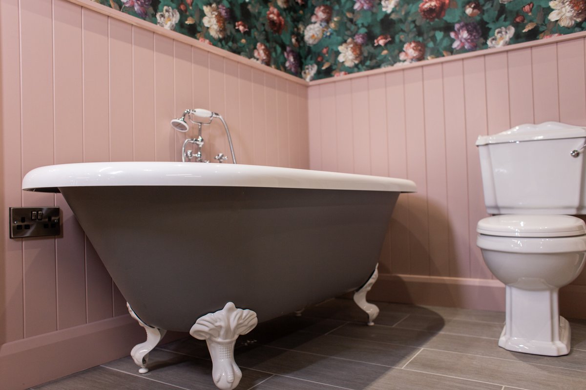 Bathshack's tweet photo. Spring is in full swing in this beautifully panelled bathroom with floral wallpaper ๐บ๐
#springinspo #bathroom #bathroominspo #paintedbath #bathshack #springcolours #pinkpannelling #traditionalbathroom #homeinteriors https://t.co/YWYtFQ5WB1
