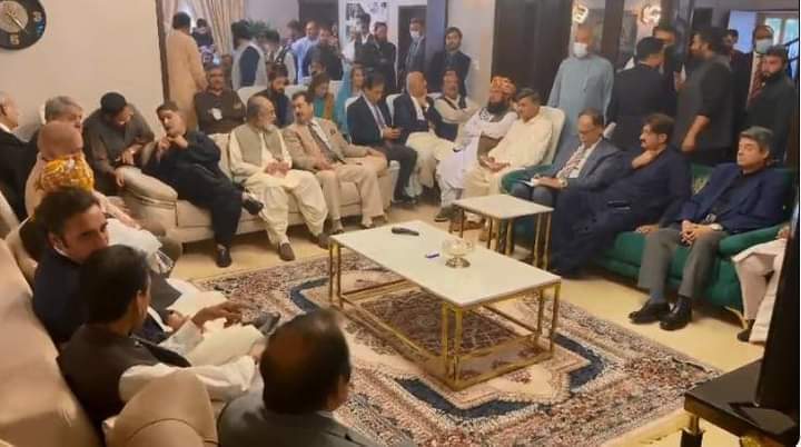 wasimrana050's tweet photo. عمران خان وہ شیر ہے جس کو اکیلے ہرانا ممکن نہیں تھا اِس لیے کُتے، گیدڑ، لگڑبگڑ، بھیڑئیے اور سُور ایک ساتھ حملہ آور ہوئے ہیں۔
اس ملک کے وہ چور جنہوں نے اس ملک کو پینتیس سے چالیس سال بربادی میں لگائے اور عمران خان جیسے عظیم شخص کے لئے یہ سارے اکٹھے ہو گئے ۔۔۔
#BehindYouSkip https://t.co/sTK6055A0a