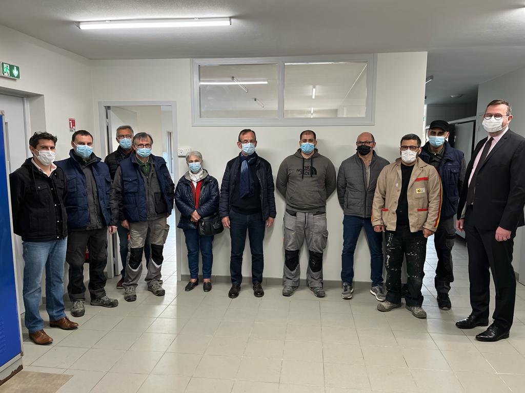 [ATELIERS MUNICIPAUX]
Les #servicestechniques de la commune ont désormais des #vestiaires flambant neufs réalisés en régie. Ils ont été inaugurés, lundi, par Yves-Marie HERVÉ, en présence des élu(e)s, des responsables et des #agentsmunicipaux.

#travaux #agents #collectivité