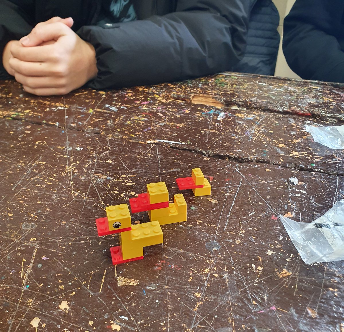 onzedisseny's tweet photo. Nuestros  #TecnoLovers de 3°ESO de @maristaalgemesi con los primeros retos de #ProgrammingAndRobotics 🦆🤖⏱️💻🏁 #TechnoChallengesAreBack @LEGO_Education #SomosEducación #SomosRed https://t.co/N6T08zbAtq