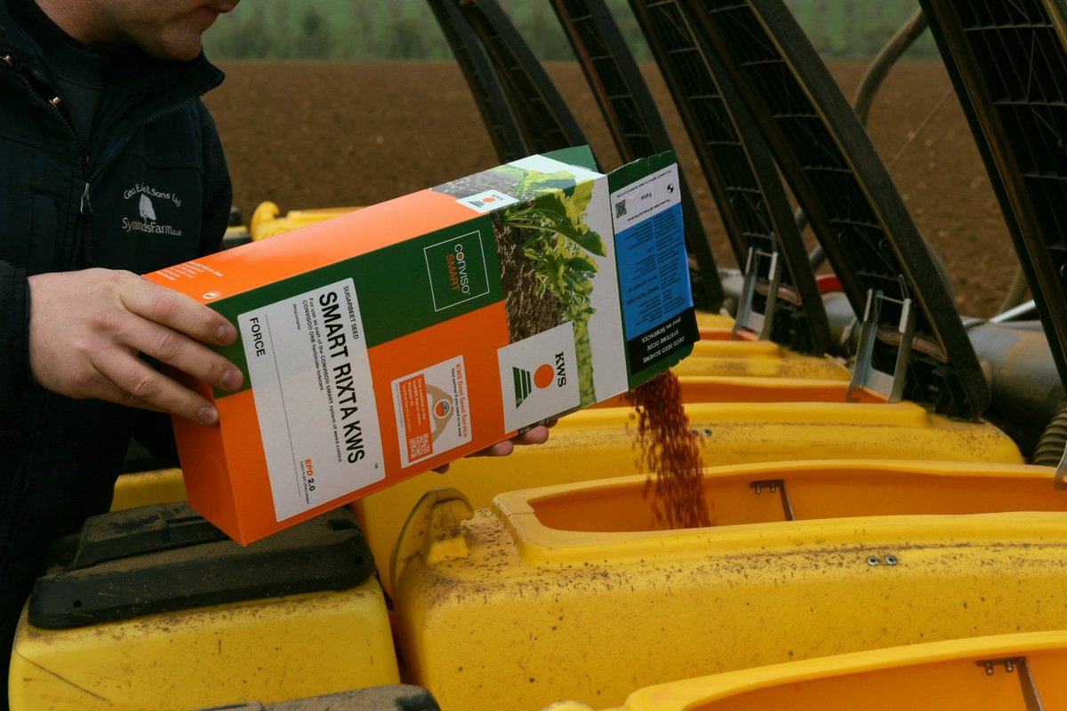 martinbrown92's tweet photo. Getting one of our CONVISO SMART demo sites in the ground near Bury St. Edmunds earlier on. This site will have 4 SMART varieties, 3 not currently on the RL! An area of the field is also undersown with spring wheat with 2 seed rates to look at confusing/ deterring aphids. https://t.co/poXXTZ9PRC