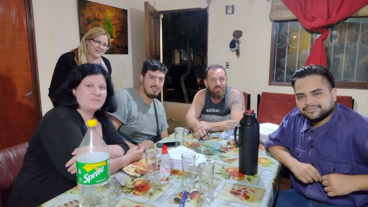 oficial_popular's tweet photo. Anoche algunos de los compañeros de victoria se juntaron para charlar del contexto actual, actividades y lo que viene ✌️.
#PeronismoPosta
#VictoriaPopular https://t.co/9dJ1IuoC3X