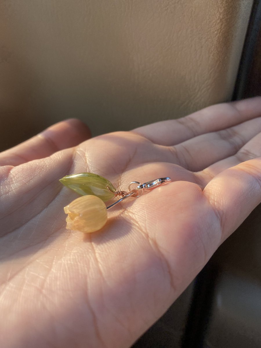 ชิ้นนี้เป็นดอกทิวลิปค่ะ 🌷 ลองทำเล่น ๆ ไม่รู้จะทำเป็นอะไรดีเลยคล้องก้ามปูใส่ให้เป็นพวงกุญแจซะเลย 🍃