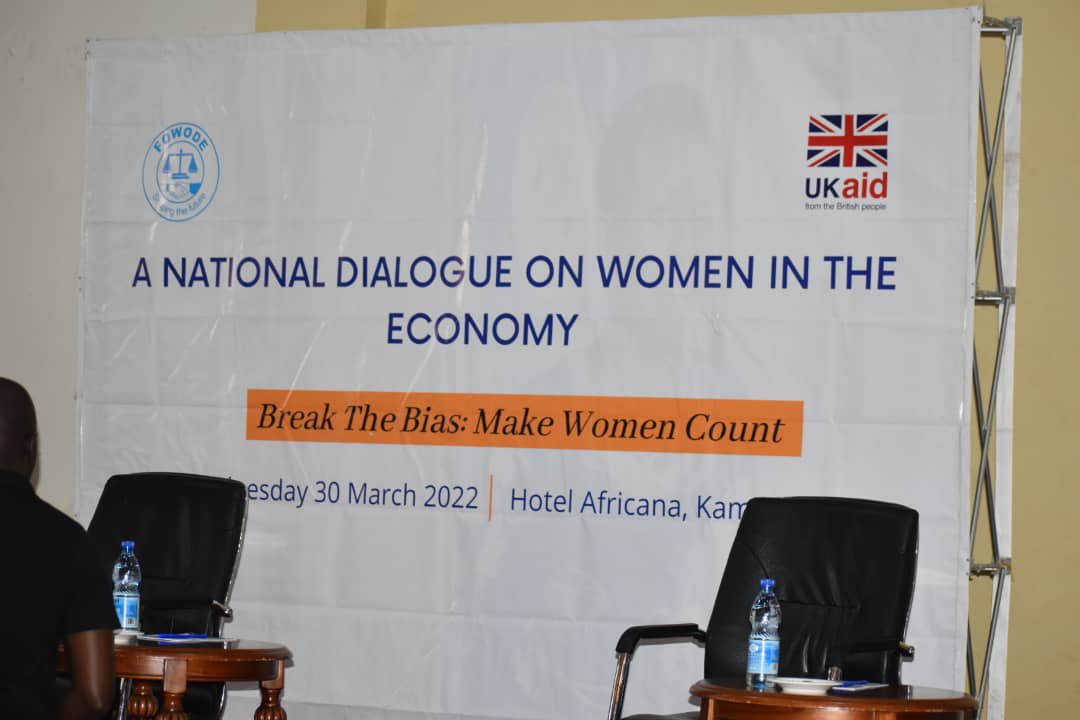 PeshPoni's tweet photo. Women are over-represented in informal and vulnerable employment. Women are more than twice as likely than men to be contributing family workers. #MakeWomenCount https://t.co/tVmwHoZNYh