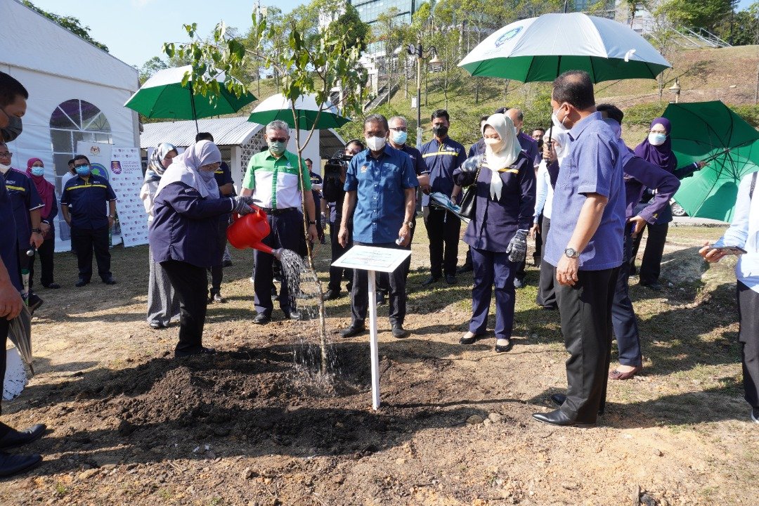 RABU, 30 MAC 2022 - Sekitar Majlis Pelancaran Program ‘One to One Tree’ Serta Menandatangani Memorandum Persefahaman (MoU) antara Yayasan Hijau Malaysia (YHM) dan Universiti Teknologi Mara (UiTM) di UiTM Kampus Shah Alam, Selangor. 

facebook.com/85182858152780…