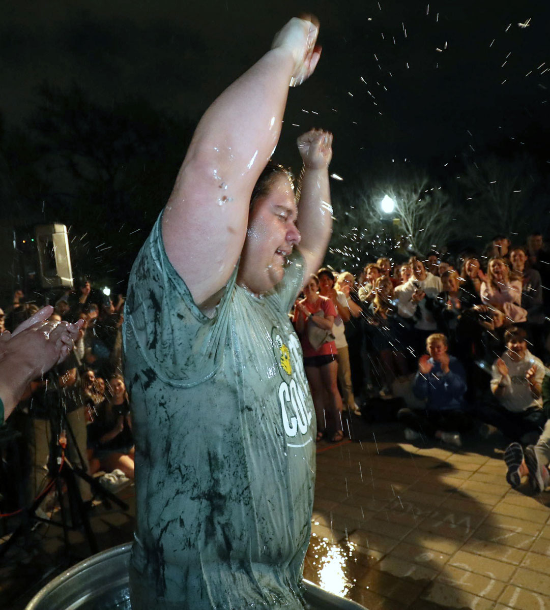 Baylor's tweet photo. Dozens of Baylor students got baptized on Fountain Mall after last night's FM72 worship service! 🐻🌊🙌 https://t.co/vmMBBZsOuF