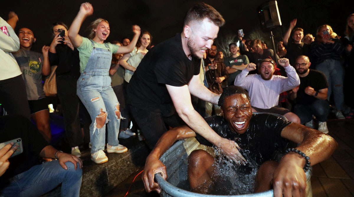 Baylor's tweet photo. Dozens of Baylor students got baptized on Fountain Mall after last night's FM72 worship service! 🐻🌊🙌 https://t.co/vmMBBZsOuF