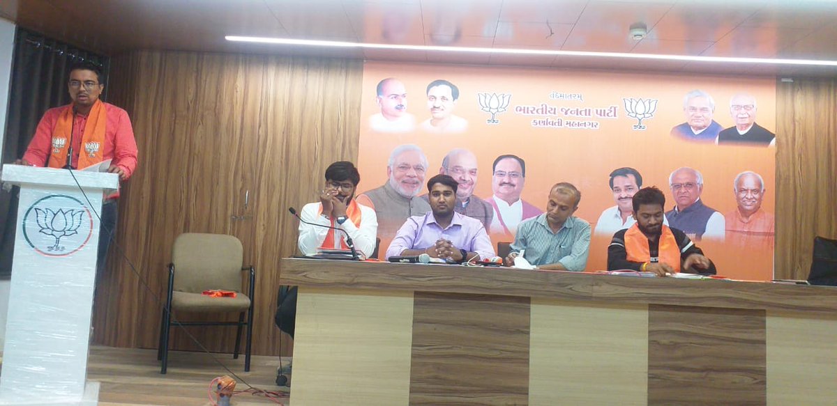 PRSolanki93's tweet photo. આઈ.ટી વિભાગ ની કામગીરી તેમજ આવનારા કાર્યક્રમોના અનુસંધાનમાં કર્ણાવતી મહાનગર ની આઇ.ટી વિભાગની બૃહદ બેઠક યોજવામાં આવી.

આ બેઠકમાં આઈ.ટી ના સૌ મિત્રોને #NaMoApp ડાઉનલોડ કરાવી તેમજ તેના વિષે માર્ગદર્શન આપ્યું.

#Team_IT_Karnavati #BJP4Karnavati #HamaraAppNaMoApp https://t.co/rpiAkhEwwO