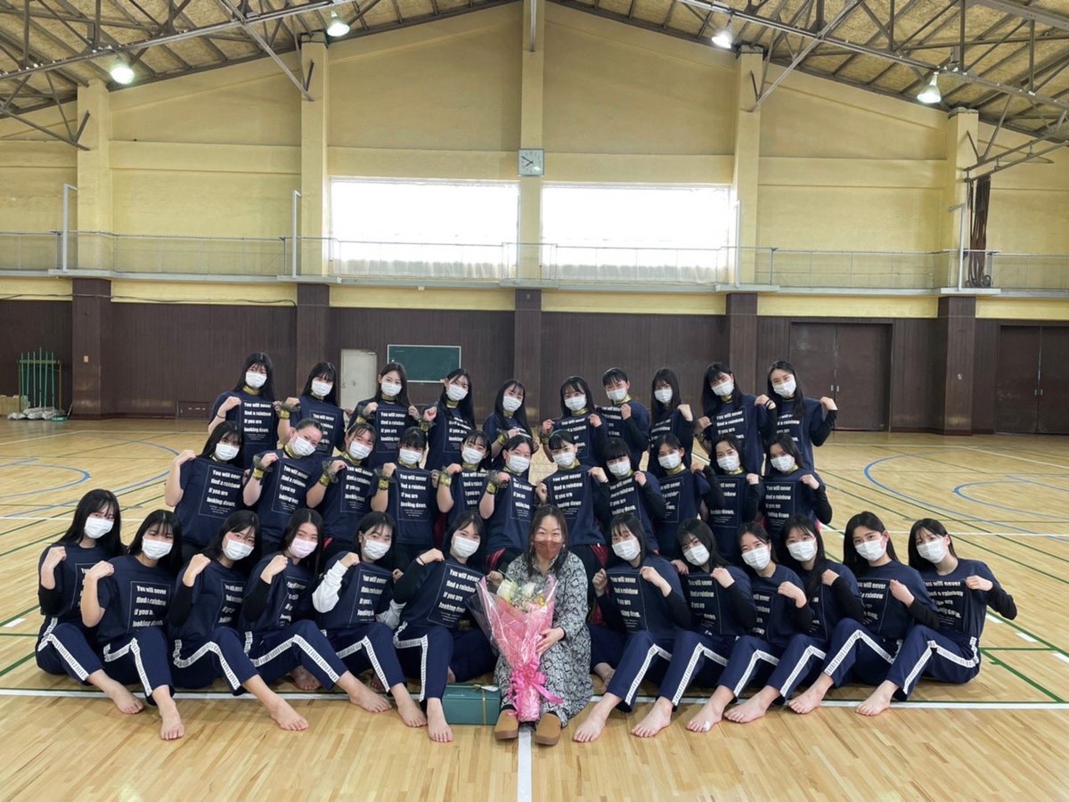 han_ai_dancer's tweet photo. つっちーとの最後の練習の日でした。
約10年間、汎愛ダンス部の顧問として沢山支えてくださった先生は、必要不可欠です‼️

ここまで来れたのも先生のお陰です。
先生が私達にくれたTシャツ宝物にします！

明日が先生と過ごす本当のラストの日。

これからも私達を見守ってね〜！！
つっちー大好き！💙 https://t.co/cJ2SNqdVFL