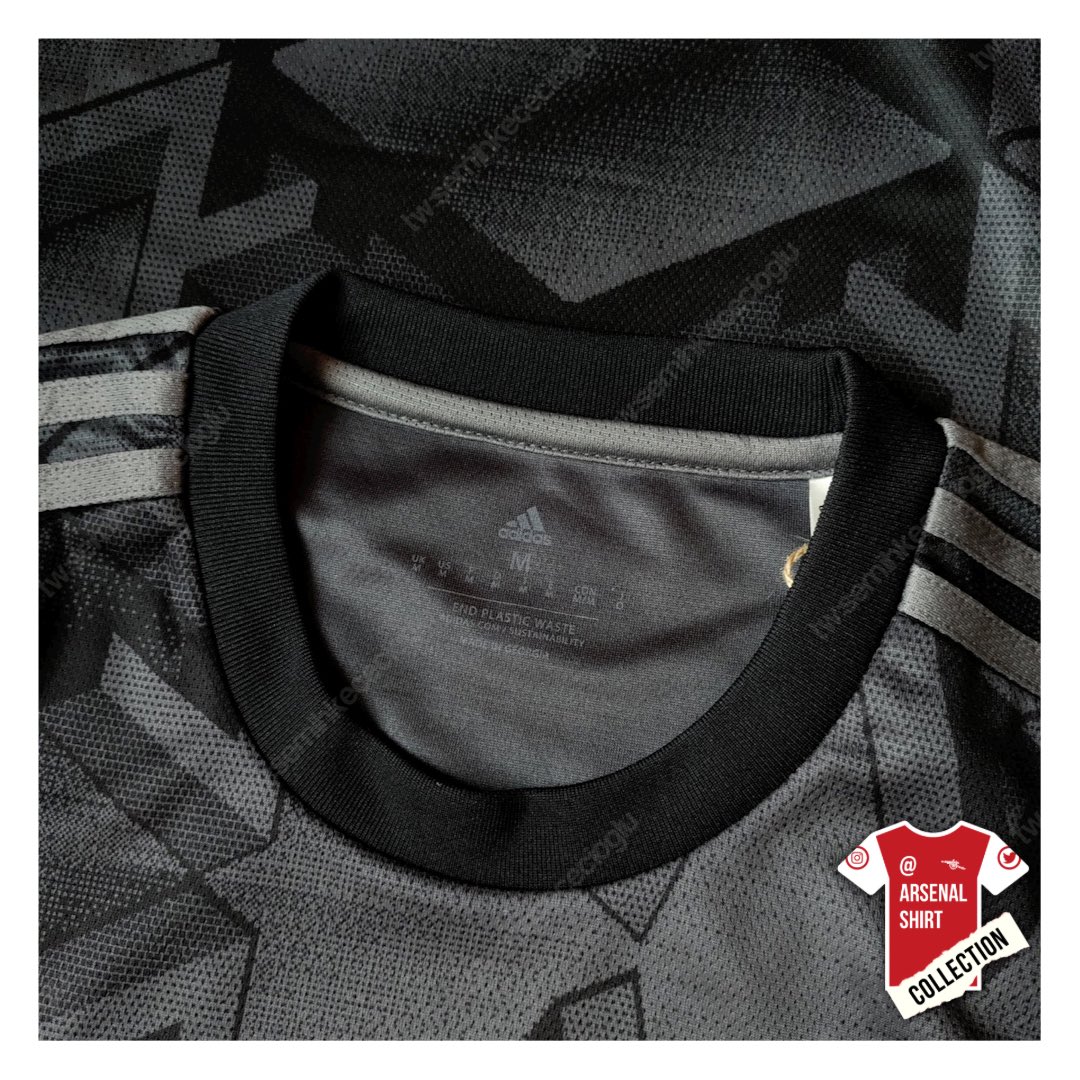 ArsenalShirt's tweet photo. Wow it wasn’t what we were expecting but what an incredible shirt! Check out our brand new away shirt for the 2022/23 season. A mix of black, gold and silver. Thank you to @semihkececioglu for the pictures ❤️ https://t.co/771R4yrVuu
