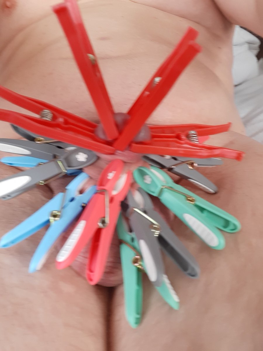 klein_piemeltje's tweet photo. opdracht poll knijpers op pik en ballen. foto 1 en 2 knijpers op pik foto 3 knijpers op ballen. #slaaf #meesteres #cbt #sph #verneder #slet #bdsm #piemeltje #sub #onderdanig #mrs #dominant #femdom #slaafje #loser #littledick https://t.co/fXuSNsng1j