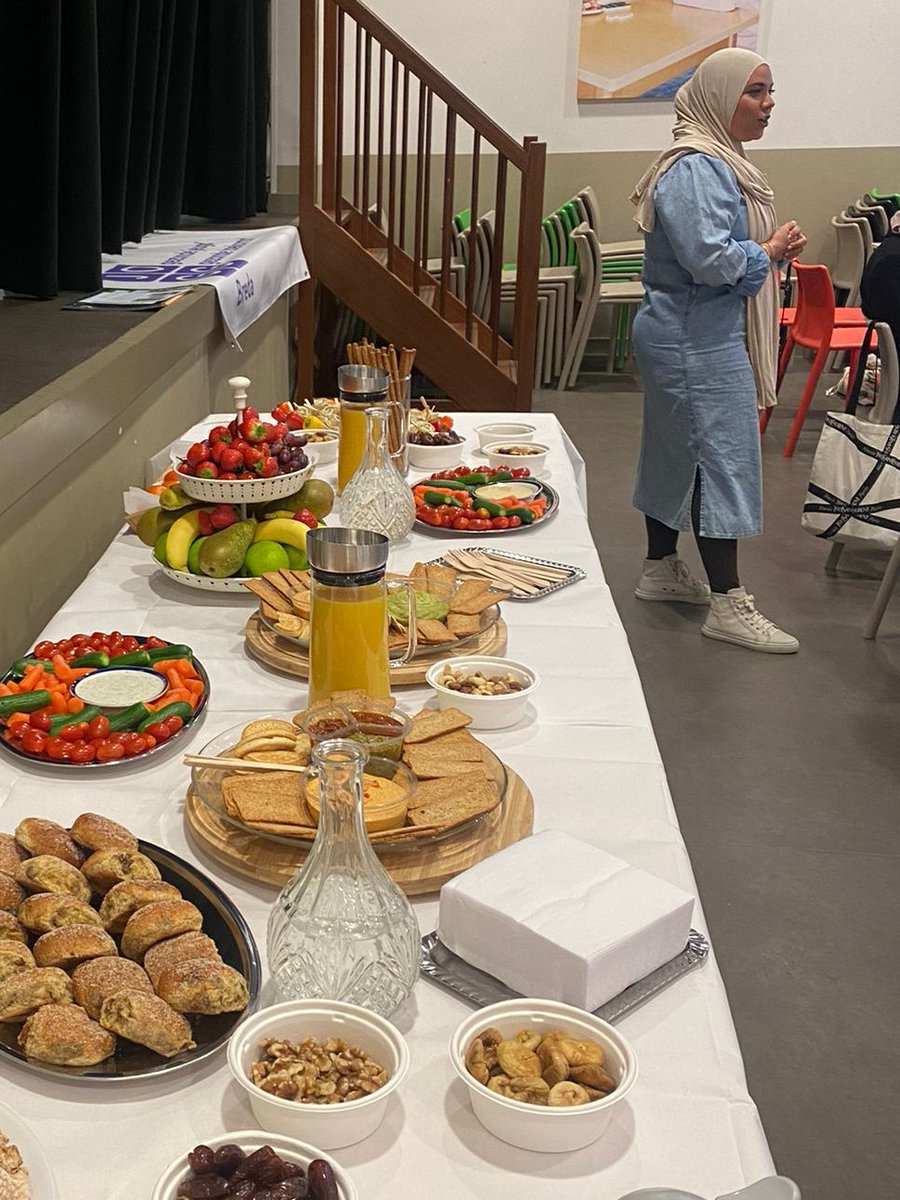 JOGG-Breda organiseerde vandaag een workshop over gezonde voeding &amp; geld besparen. Vanochtend kwamen 15 vrouwen naar de speel-o-theek in de wijk Hoge Vucht. De @HealthySistersNL gaven tips over gezond leven &amp; geld besparen. Een inspirerende en leuke ochtend! 🍏💸