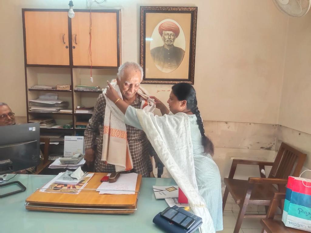 andharesushama's tweet photo. आज रचनात्मक कार्यप्रेरणेचा चिरंतन स्त्रोत तथा उर्जादायी व्यक्तिमत्व आदरणीय बाबा आढाव यांची सदिच्छा भेट घेतली. नागेश दादा भोसले आणि शेकापचे सागर अल्हाट यांच्यामुळे हा योग जुळून आला..
#PC_ Sagar Namdev Alhat
#हमाल_पंचायत #कष्टाची_भाकरी #रिक्षा_संघटना
#GanrajyaSangh https://t.co/bgqGOvzokR