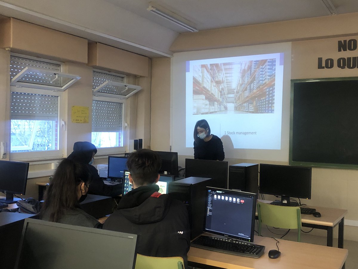 MayteSBM's tweet photo. Hoy me toca a mi observar a Monica!!! Un placer participar en el programa #OBSERVA_ACTION #formaciónCyL @cfiesalamanca @educacyl #TEAM2TEACH @CFPIdiomas https://t.co/sHUhbDez00