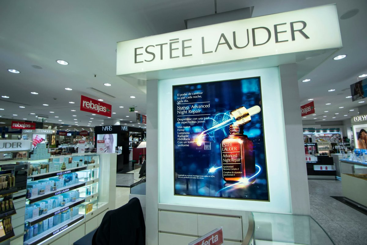 Lumen_Net's tweet image. El duratrans es un tipo de cartelería retroiluminada que se realiza mediante laser y revelado analógico. Actualmente es el formato de impresión que ofrece mayor calidad y es que la precisión del laser es muy superior a la inyección de tinta. ¿Quieres saber más? Follow us!