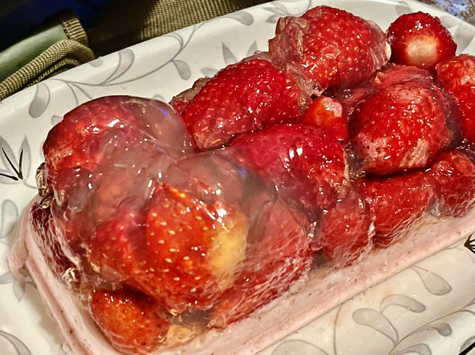 iPhone、なんでか知らないけど、最初のの写真が横ずれするバグがある
同じ角度で撮った写真がこうなるのどうにかならんかね
←ズレ ノーマル→ 