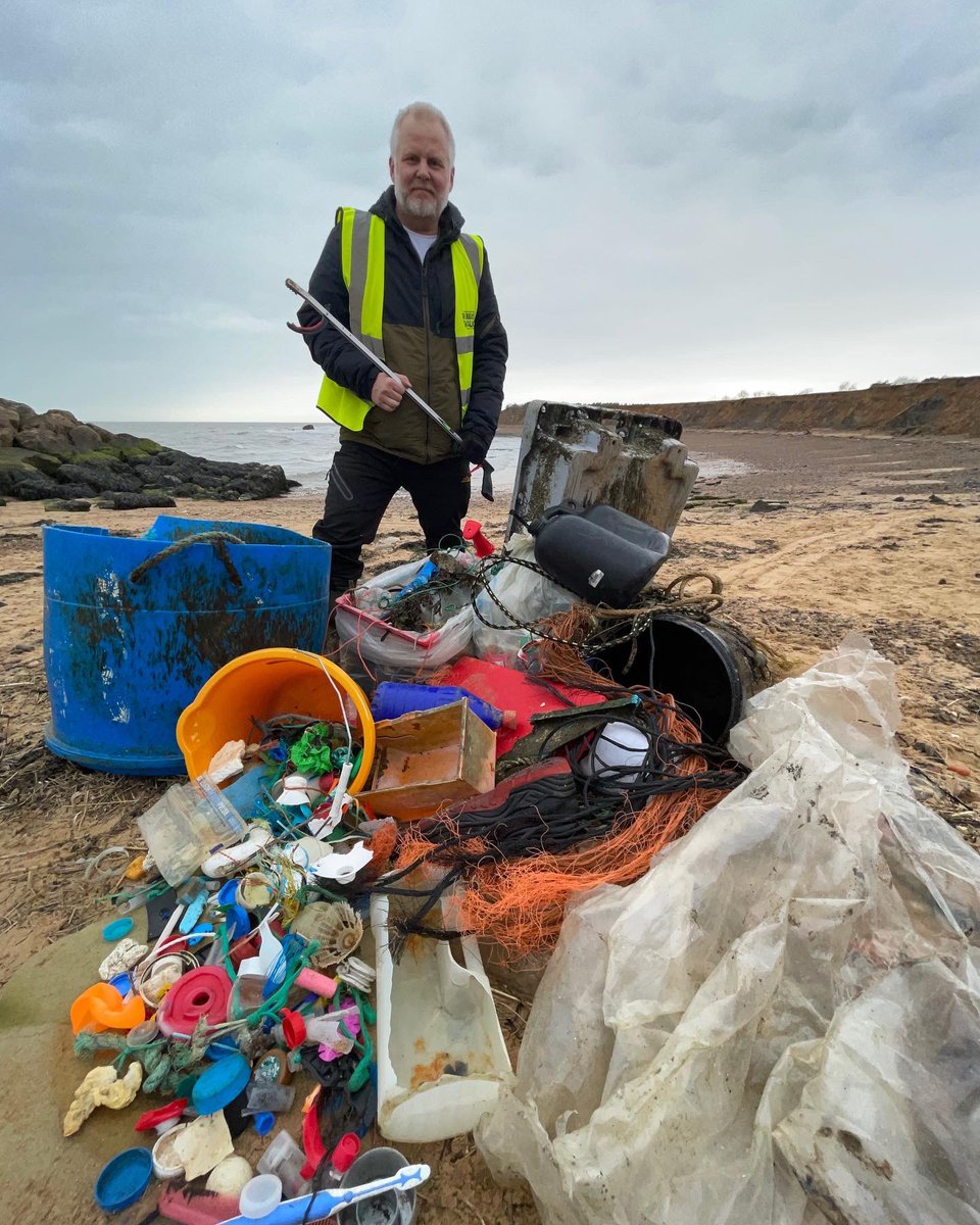 Some days it feels like there’s more plastic than pebbles on the beach. 😕🚯🗑💚🌍 #gbspringclean #bigbagchallenge #plastic #oceanplastic #oceanplastics #fishingwaste #fishinglitter #unitedagainstlitter