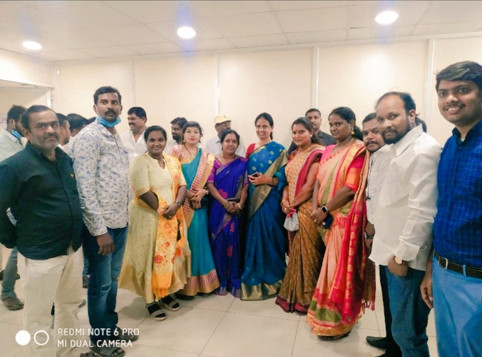 SujathaGoud6's tweet photo. ఈ రోజు సోషల్ మీడియా తమ్ముళ్లు చెల్లెళ్ళతో గౌరవ విద్యాశాఖ మంత్రి వర్యులు @SabithaindraTRS గారిని కలవడం జరిగింది 💐💐🙏🏻🙏🏻
@KTRTRS https://t.co/mGEMJf3hT5