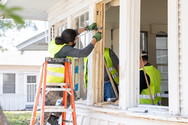 PortSanAntonio's tweet photo. Historic homes built on the former Kelly AFB 100+ years ago will now serve as a learning lab to empower San Antonians with new skills while connecting them with in-demand careers in an array of construction trades. Learn more: https://t.co/Bg3ppdn6f6 @popsatx @sapreservation https://t.co/FwjgFZvg23