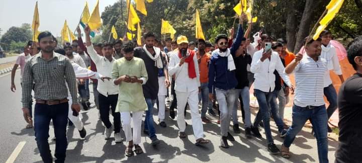 devyadav7770's tweet photo. आज कस्बा  मिरहची  जिला एटा में अहीर रेजिमेंट की मांग को लेकर  अहीर रेजिमेंट हक है हमारा जागरूकता रैली निकाली गई। 
पुलिस प्रशासन ने तमाम कोशिशें की हम लोगों को रोकने की । लेकिन सब लोगों ने मिलकर रैली को सफल बनाया उसके लिए सभी लोगों का बहुत-बहुत धन्यवाद
#अहीर_रेजिमेंट_हक़_है_हमारा https://t.co/83cZW32FoG