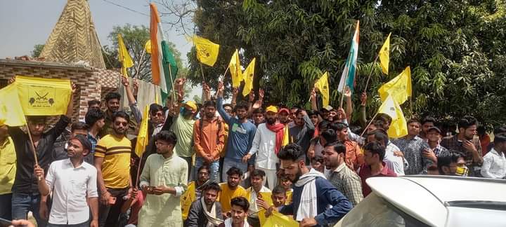 devyadav7770's tweet photo. आज कस्बा  मिरहची  जिला एटा में अहीर रेजिमेंट की मांग को लेकर  अहीर रेजिमेंट हक है हमारा जागरूकता रैली निकाली गई। 
पुलिस प्रशासन ने तमाम कोशिशें की हम लोगों को रोकने की । लेकिन सब लोगों ने मिलकर रैली को सफल बनाया उसके लिए सभी लोगों का बहुत-बहुत धन्यवाद
#अहीर_रेजिमेंट_हक़_है_हमारा https://t.co/83cZW32FoG