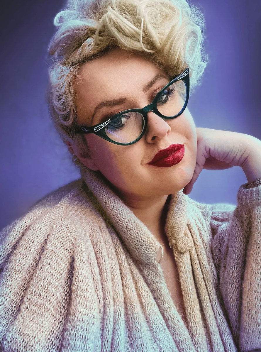 Read my latest blog for <a href="/RetropeepersLtd/">Retropeepers Ltd</a> , where I go undercover in their blue-light glasses...

retropeepers.com/blogs/news/ret…