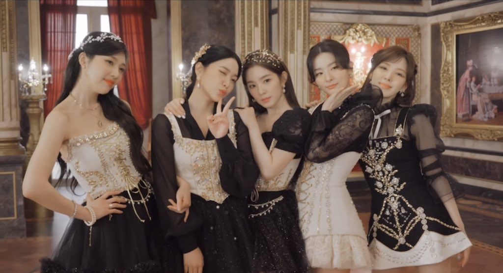 kimjenknee's tweet photo. RED VELVET THE BEST FAMILY 🥺😭 https://t.co/i5hiueSW5C