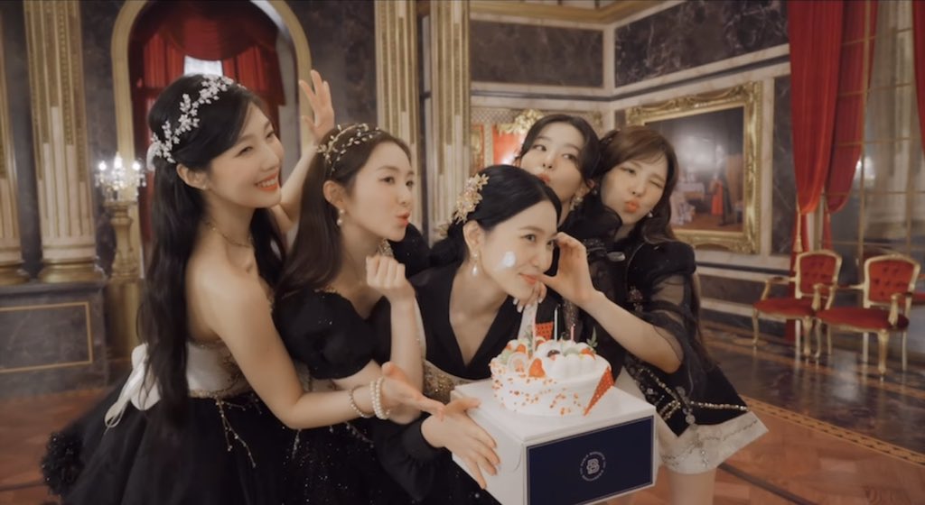 kimjenknee's tweet photo. RED VELVET THE BEST FAMILY 🥺😭 https://t.co/i5hiueSW5C