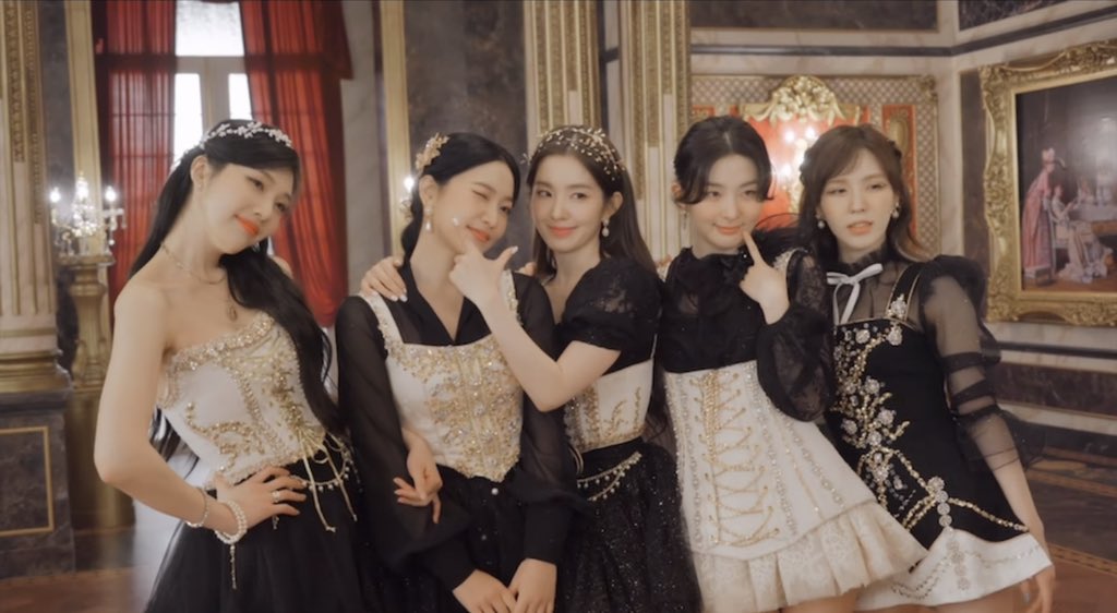 kimjenknee's tweet photo. RED VELVET THE BEST FAMILY 🥺😭 https://t.co/i5hiueSW5C