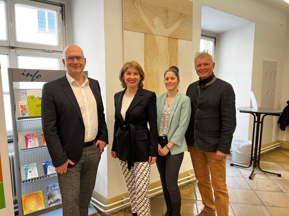 Das Institut für Wirtschaftspädagogik hat mit der KPH Wien/Krems einen Lehrgang für die Ausbildung zur/zum Betreuungslehrer:in in der schulpraktischen Phase entwickelt. Herzlichen Dank an Rektor Christoph Berger, Vizerektor Andreas Weissenbäck und meine Kollegin Kerstin Konczer.