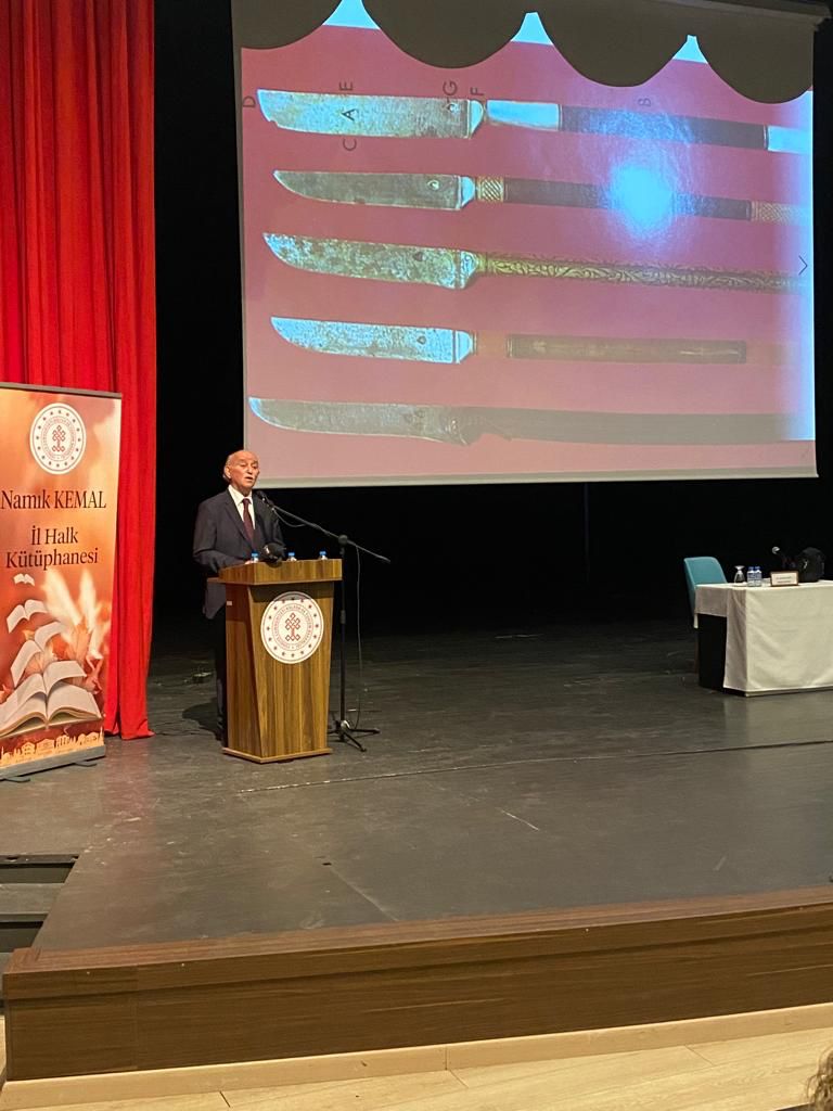 bk_tekirdag's tweet photo. Tekirdağ Namık Kemal İl Halk Kütüphanesinin Kütüphane Haftası münasebetiyle düzenlemiş olduğu Sayın Valimiz Aziz Yıldırım ve Prof. Dr. Nevzat Kaya'nın katılımıyla gerçekleşen programa Tekirdağ Bahçeşehir Koleji Anadolu Lisesi olarak katılım sağladık. #kütüphanedehayatvar 📚✒️📖 https://t.co/7ylin1ng28