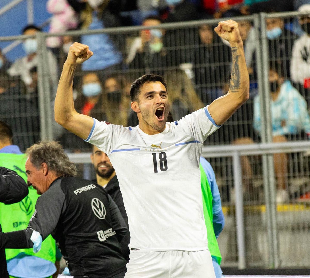 gomez_maxi9's tweet photo. Gracias 🙏 
Feliz de vestir esta camiseta y orgulloso de representar mi país 🇺🇾 

Gracias grupo! 🔝 @AUFOficial https://t.co/NtcSk5zGZx