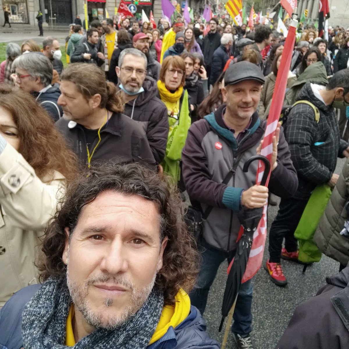 Si hem arribat a l'últim dia de vaga milers de docents, sortint al carrer és perquè a la Conselleria d'Educació no hi ha ningú que tingui voluntat d'escoltar ni d'apostar fermament per l'educació dels nostres, dels vostres fills i filles. 
Agraïments a tothom que s'ha mobilitzat!