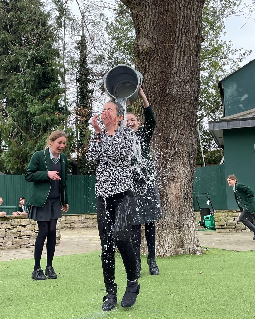 Austen sponging teachers for the Ukraine fundraiser 💜 well done year 7’s!  <a href="/SurbitonHigh/">Surbiton High School</a> @SHSHouses