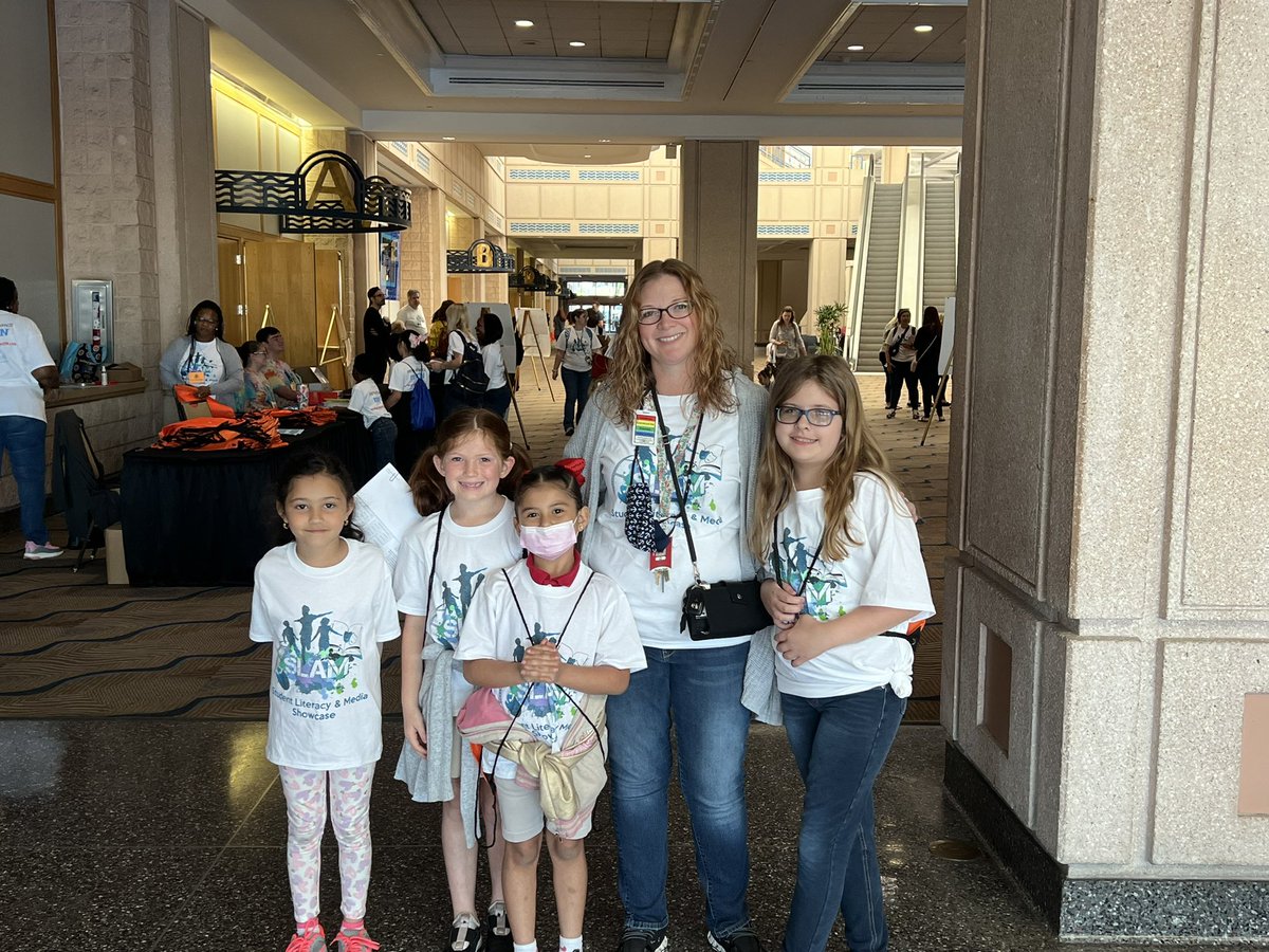 SchmidtSailors's tweet photo. Representing Schmidt at SLAM and eager for all the reading fun! @HillsboroughSch @HCPS_SLAM #hubofschool https://t.co/I4T3YWs2tz