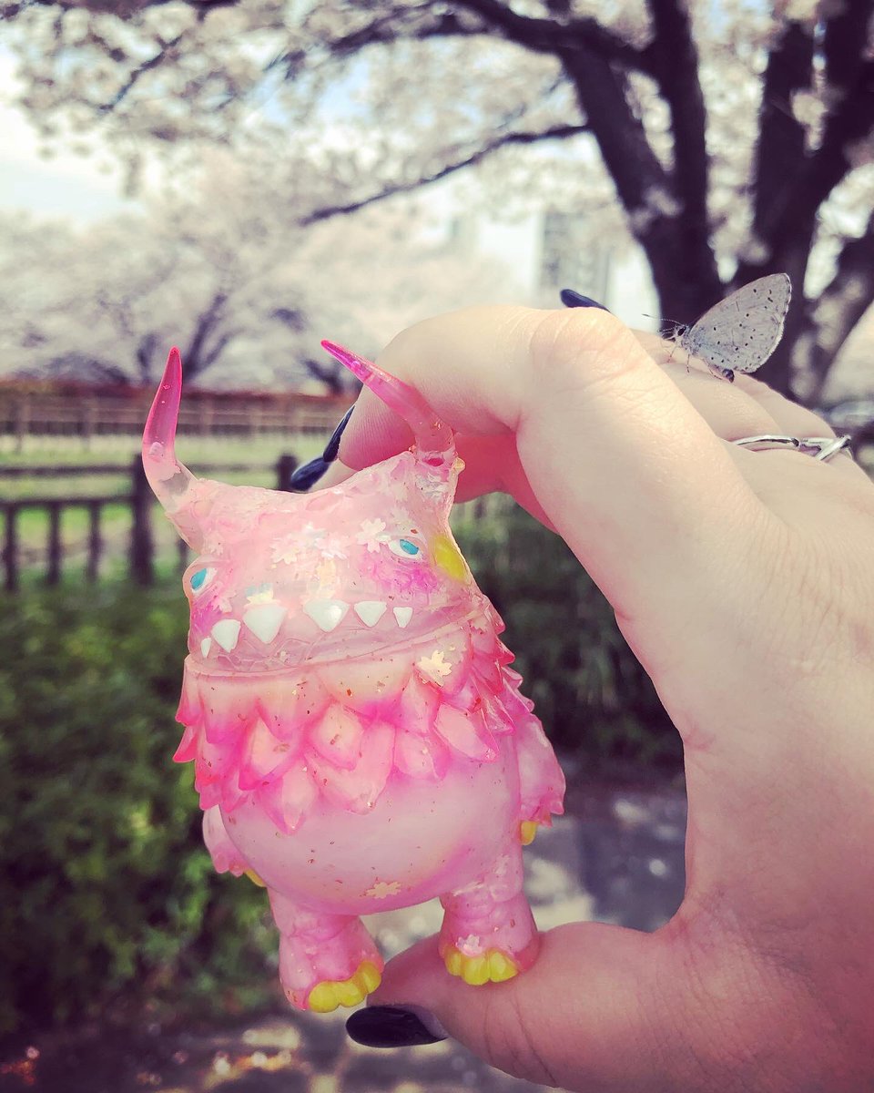 dan_jpartist's tweet photo. 桜〜♪
満開でとても綺麗でした！🦋🌸

#ソフコン ではSAKURA POGOLAのカラーリング無しバージョンラメ全開のコを少量販売いたします。
他、春を感じるラインナップになってます！
ソフビにまみれたい方、お近くの方、ぜひいらしてくださいね♪
#桜 #kaiju #sofvi #arttoy #art #pogola #sofucon #dan https://t.co/vIA9FVSxJU